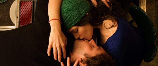 capa do filme "My blueberry nights", em que elizabeth e jeremy estão se beijando