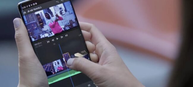 pessoa usando o adobe premiere rush para editar vídeo no celular