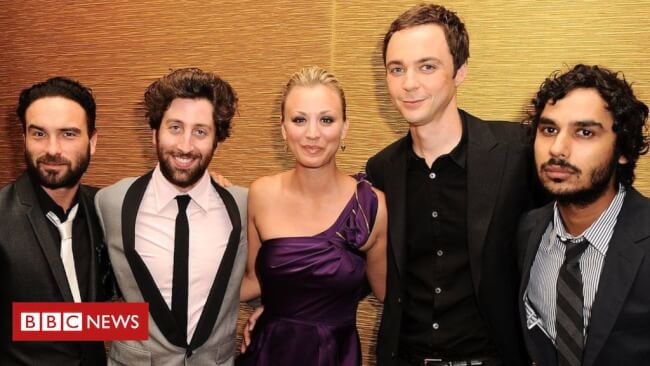 atores de the big bang theory em evento