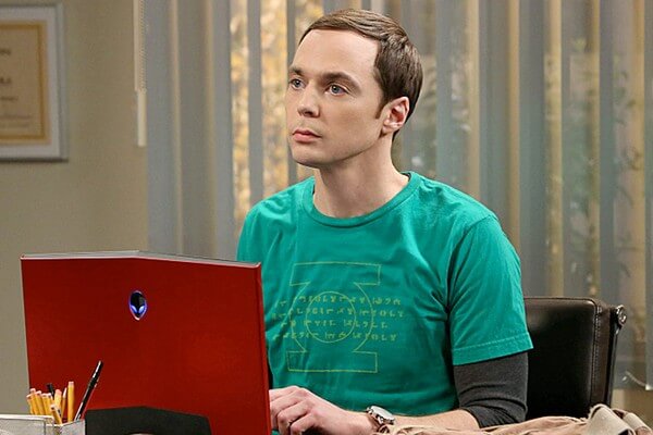 sheldon vestindo uma camisa verde em the big bang theory