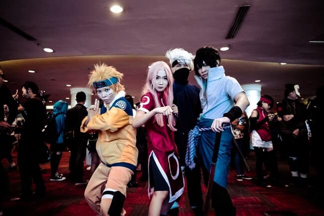 amigos vestidos de cosplay em evento