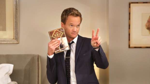 barney segurando o bro code em how i met your mother