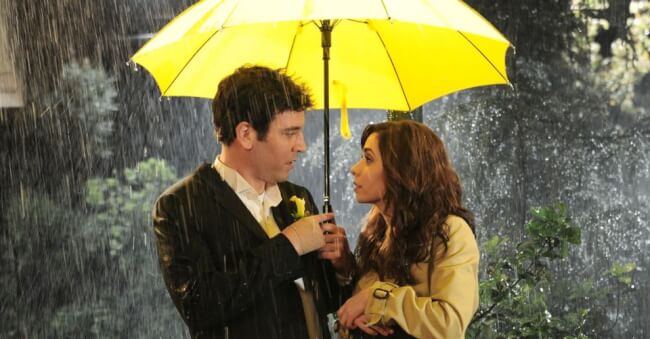 ted e tracy segurando o guarda chuva amarelo em how i met your mother