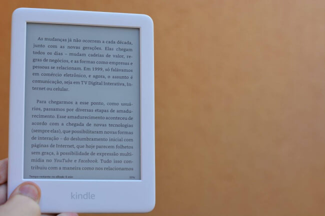 pessoa segurando um kindle branco