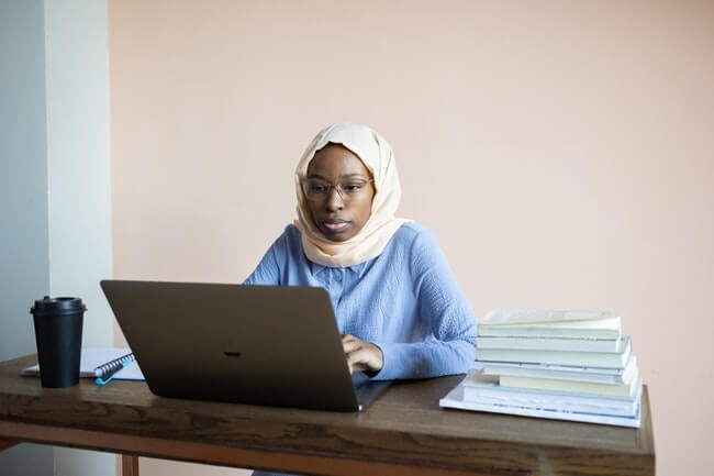 mulher muçulmana acessando computador representando inclusão digital