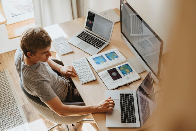 homem acessando computador representando inclusao digital