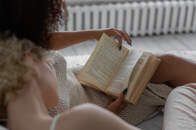 mulher lendo o melhor livro de 2021