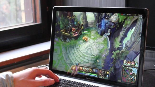 pessoa jogando lol league of legends no notebook pc ruim