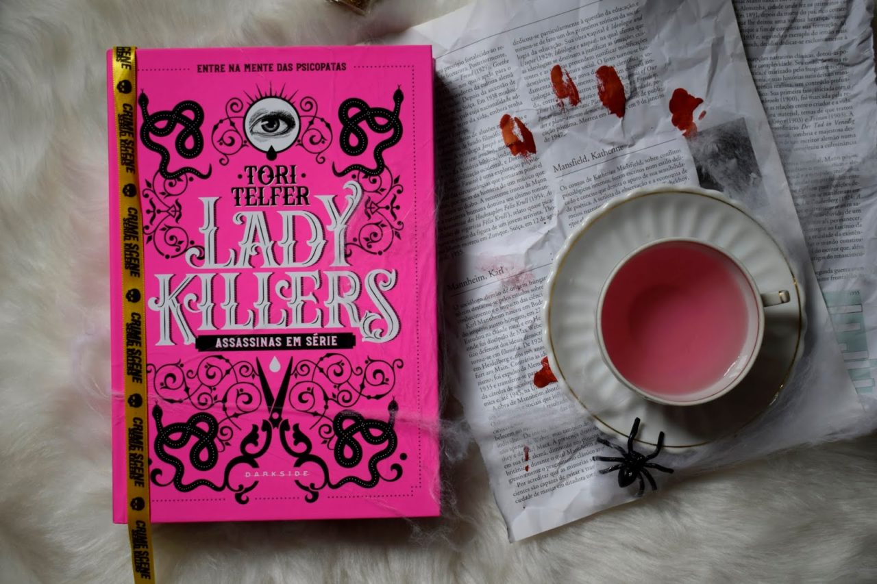 livro lady killers ao lado de uma xicara de cha