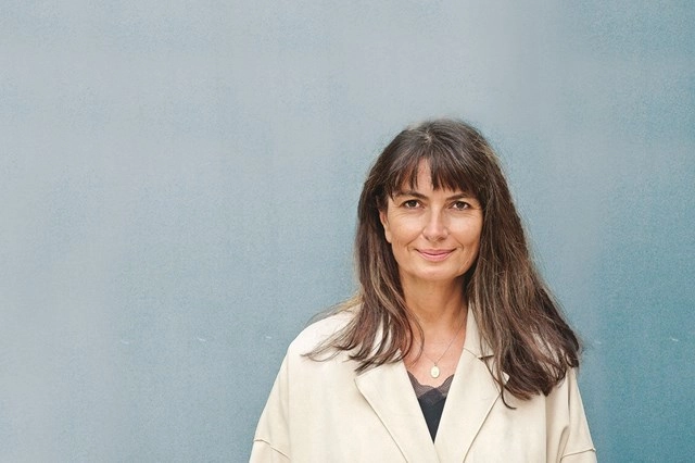autora valerie perrin branca de cabelos pretos lisos com franja